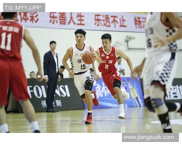 成都篮球队团队协作引发热议球迷对战术配合和球员默契提出不同看法