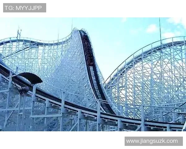 当足球明星体验中国过山车的惊险与乐趣，挑战极限感受速度与激情