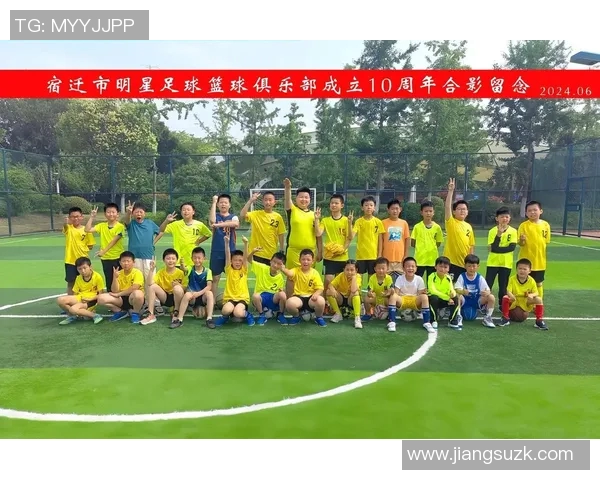 足球明星热烈祝贺球队夺冠分享胜利喜悦与奋斗精神