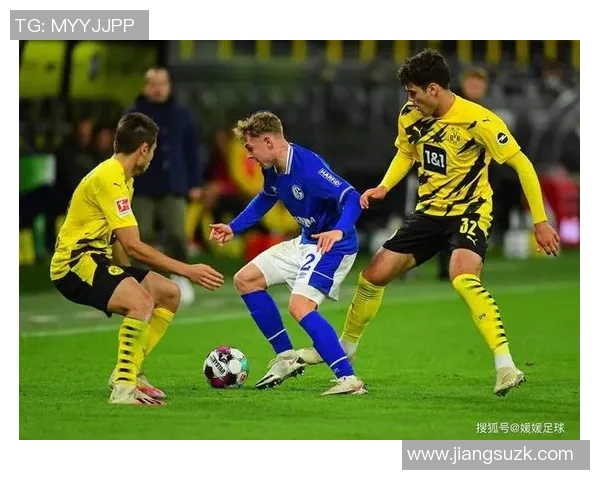 足球明星驾驭球车展现风采球场之外的精彩瞬间与激情碰撞