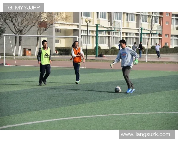 足球明星眼中的足球魅力与梦想追逐的真实写照