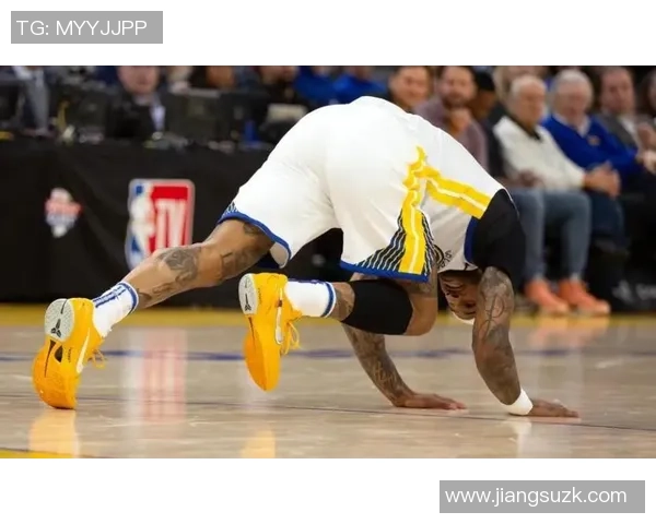 足球明星左腿受伤瞬间曝光女粉丝心痛不已引发广泛关注 足球明星左腿受伤瞬间曝光女粉丝心痛不已引发广泛关注