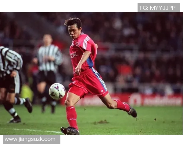 闪耀绿茵场的足球明星们展现风采与魅力的精彩瞬间 闪耀绿茵场的足球明星们展现风采与魅力的精彩瞬间